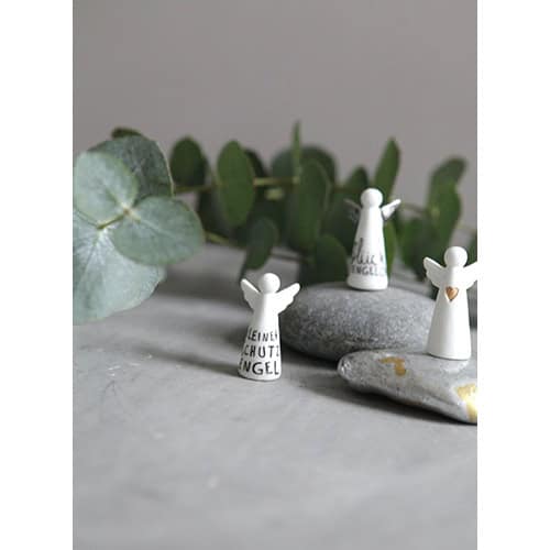 Himmlische Engelsfiguren mit Steinen und Eukalyptus, Dekoration für Weihnachten und Winter.