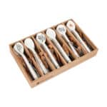 Besteck-Set aus Holz mit weißen und braunen Griffen, ideal für den täglichen Gebrauch.
