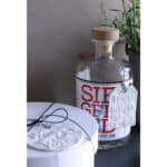 Hochwertiger Gin in stilvoller Flasche mit Holzverschluss und Anhänger, perfekt für Gin-Liebhaber un.