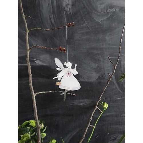 Hängender Engel aus Papier mit Zweigen und grünen Pflanzen vor dunklem Hintergrund.