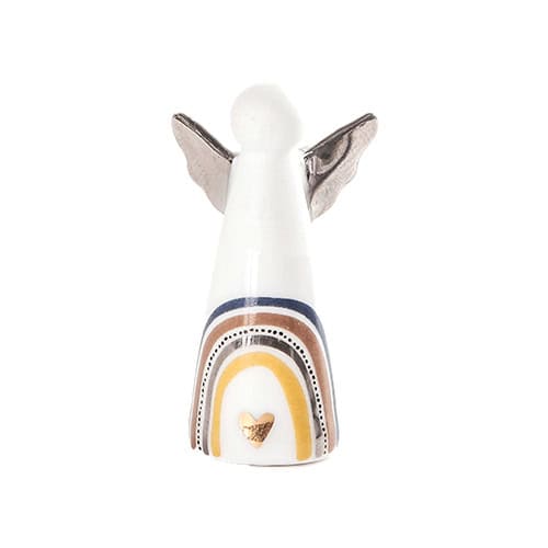 Engelfigur aus Keramik mit Regenbogen-Design und Herz.