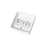 Schöner weißer Teller mit dem Spruch "Schön, dass es dich gibt" und kleinem roten Herz, ideal für li.