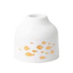 Ein weißer Keramikvase mit goldenen Fischmotiven, modernes und elegantes Design für Zuhause oder Ges.