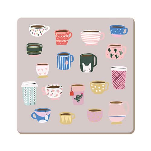 Bunte Tassen mit unterschiedlichen Mustern und Motiven, ideal für Kaffee- oder Teeliebhaber.