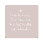 Inspirierendes Zitat über Freundschaft und Liebe in eleganter Schrift auf pastellfarbenem Hintergrun.