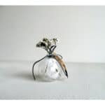 Blumen im dekorativen Glasflakon mit Weihnachtsmotiven, festliche Dekoration, Fokko 1883.