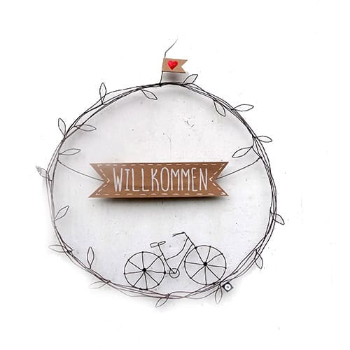 Willkommen Fahrrad Dekoration mit Herz und Lichterkette, ideal für Haus- und Gartendekoration.