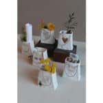 Kleine Geschenktaschen mit Blumen und Dekorationen, ideal für besondere Anlässe und Geschenke.