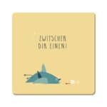 Ein Fisch liegt auf dem Boden mit einer Flasche und einem Glas, darunter steht "Zwischer dir einen!".