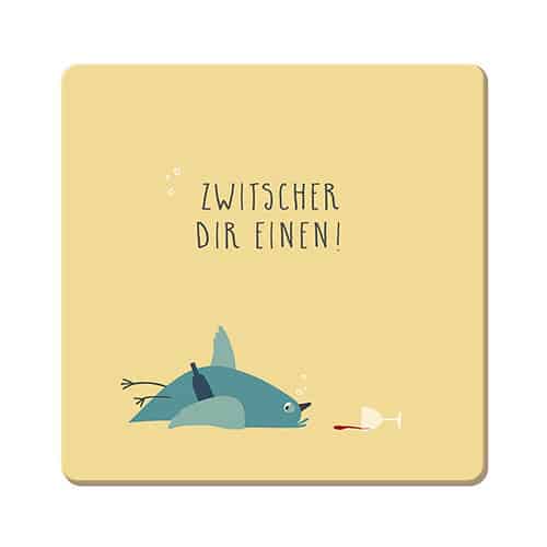 Ein Fisch liegt auf dem Boden mit einer Flasche und einem Glas, darunter steht "Zwischer dir einen!".