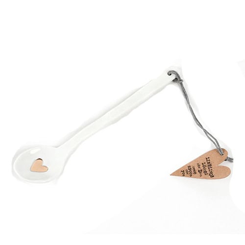 Ein Löffel mit Herz-Design und Anhänger, ideal für romantische Anlässe und Geschenke.