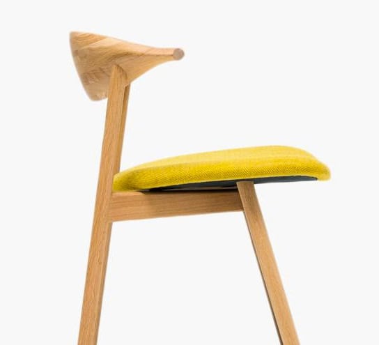 Holzstuhl mit gelbem Sitz, modernes Design, nachhaltige Möbel, Fokko 1883.