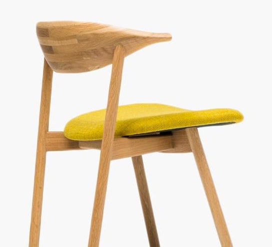 Holzstuhl mit gelbem Sitzkissen, modernes Design, hochwertige Verarbeitung.