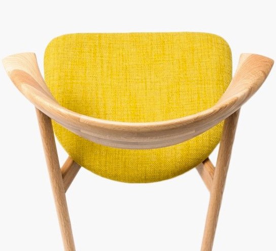 Gelber Sessel mit Holzrahmen, modernes Design, bequemer Sitz, stilvolle Möbel.