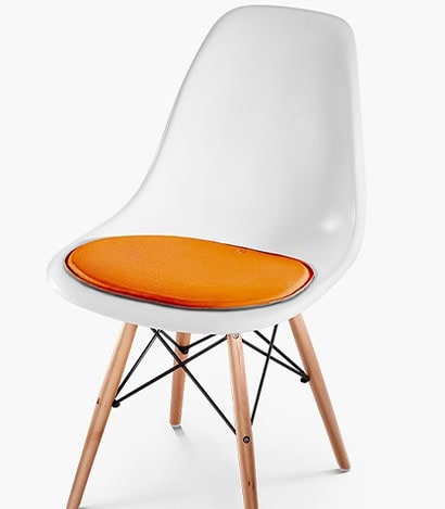 Esszimmerstuhl mit Holzbeinen und orangefarbenem Sitzkissen, modernes Design, bequem und stilvoll.
