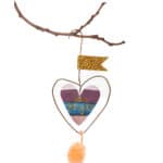Bunte Herzdeko mit "von Herzen" Schrift, hängend an einem Zweig, ideal für Valentinstag oder romanti.