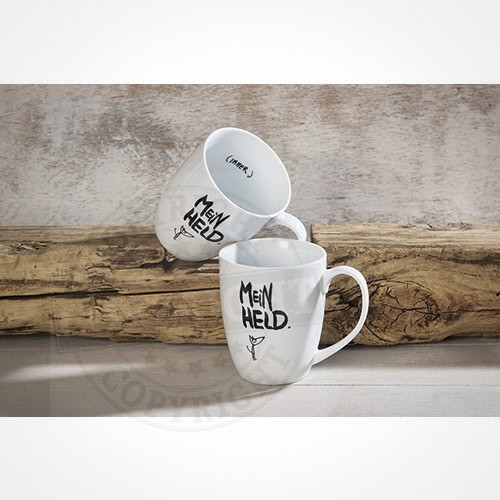 Hochwertige weiße Kaffeetassen mit "Mein Held" Aufdruck auf Holzuntergrund, stilvoll und modern.