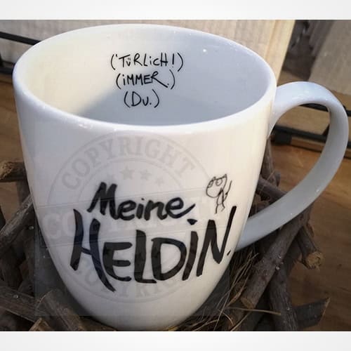 Mein Heldin Tasse mit handgeschriebenem Spruch, ideal für Kaffee- oder Teeliebhaber.