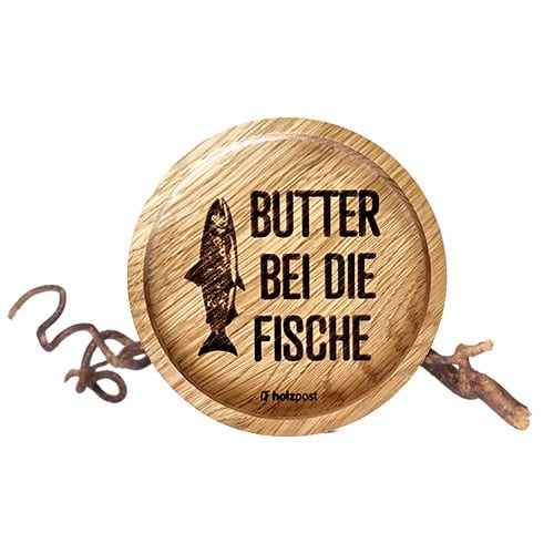 Frischer Fisch mit Holzschild "Butter bei die Fische" für Fischliebhaber und Angler.