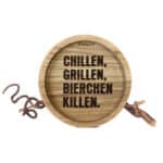Entspannter Grillabend mit Bier und Holzbrett, perfekt für Freunde und Familie.