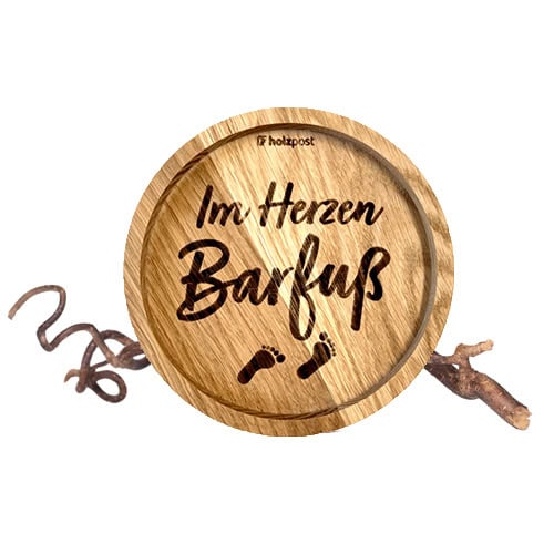 Im Herzen Barlaufs Holzschild mit Fußabdruck und Fußspuren, symbolisiert Natur und Handwerkskunst.