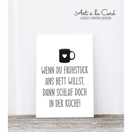 Lustiges Frühstücks-Zitat auf weißer Karte mit Kaffeetasse, dekorativ.