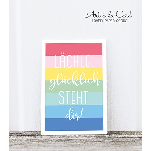 Lächeln, glücklich steht dir! - Farbige Papierkarte mit motivierendem Spruch, ideal für Geschenkidee.