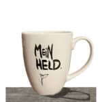 Mein Held Tasse mit handgezeichneter Figur und Spruch, ideal für Kaffee oder Tee. Perfektes Geschenk.
