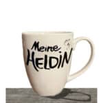 Mein Heldin Tasse mit handgeschriebenem Text und Herz-Illustration, ideal für Kaffee- oder Teeliebha.