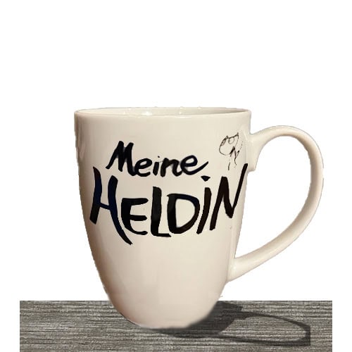 Mein Heldin Tasse mit handgeschriebenem Text und Herz-Illustration, ideal für Kaffee- oder Teeliebha.