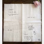 Handgeschriebene Notizen auf Papier mit Rose, humorvoller Text, kreative Botschaft, persönliche Erin.