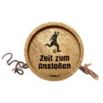 Ein Holzschild mit der Aufschrift "Zeit zum Anstoßen" und einer laufenden Figur, umgeben von einem A.