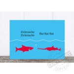 Zickzack und Hai Hai Hai im Wasser, humorvolle Illustration für Kinder, mit Text in Deutsch.