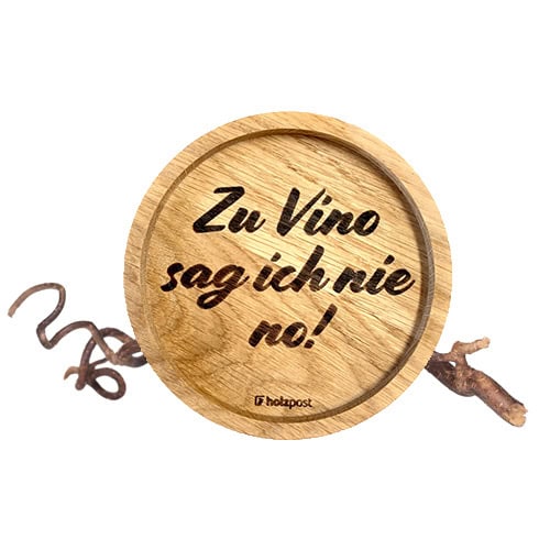 Ein Holzschild mit dem Text "Zu Vino sag ich nie no!", umgeben von Weinreben und -zweigen, ideal für.