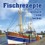 Traditionelles Fischereiboot am Hafen mit frischen Fischrezepten.