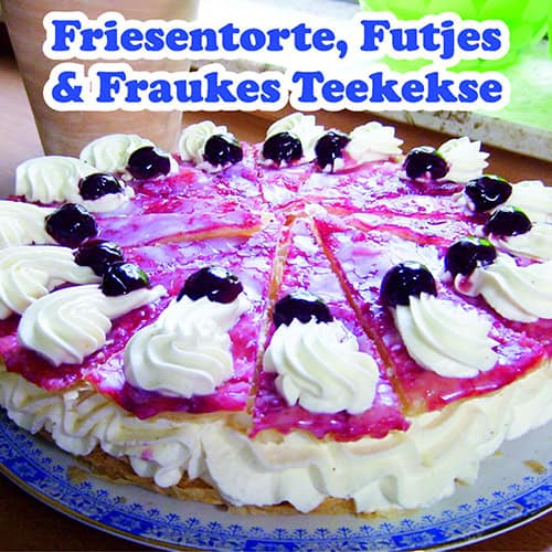 Fruchtiger Kirsch- und Beerenkuchen mit Sahne und Biskuitboden, perfekt für Sommerdesserts.