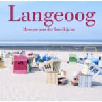 Strandkörbe am Strand mit Nummern in Langeoog, Nordsee, Deutschland.