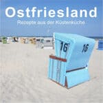 Hübscher Strandkorb am Ostseestrand mit Blick auf den Himmel und Sand.