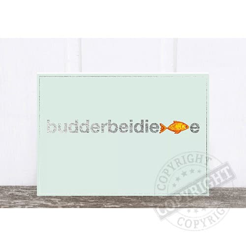 Einladungskarte mit Fischmotiv und Text "budderbeidje" für maritime Events und Feiern.
