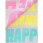 Hochwertiges Handtuch mit bunten, positiven Worten in Pink, Gelb und Blau, ideal für Badezimmer und.