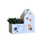 Kunststoff-Haus mit Pflanze und Kerze, dekoratives Wohnaccessoire, modern und stilvoll.