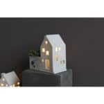 Häuserförmige LED-Lichterkette als dekoratives Wohnaccessoire, warmes Licht, modernes Design.