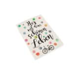 Der schöne Spruch "Leben mit dem schönen Leben" mit bunten Punkten und Fahrradillustration.