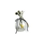 Blumen im weißen Vase mit Herzdeko, ideal für Dekorationen und Geschenke.