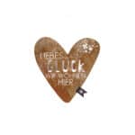 Herz mit Text "Liebes Glück wir wohnen hier" in brauner Farbe, mit Schneeflocken und Pfeil, symbolis.