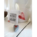 Herzanhänger mit Spruch "Herz Pocket Heart" auf weißer Keramikfigur, romantische Dekoration, Liebe,.