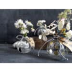 Elegante Glasvasen mit weißen und lila Blumen auf dunklem Hintergrund, stilvolle Dekoration für Zuha.