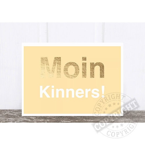 Moin Kinners! - Begrüßungsschild in hellgelber Farbe auf weißem Hintergrund.