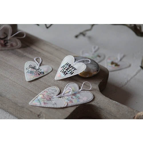 Hochzeitliche Anhänger mit Glückwünschen und Geburtstagsgrüßen auf Holzplatte, festliche Dekora.
