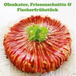 Ofenkartoffel, Friesenschnitte & Fischerfrühstück, serviert mit frischen Kräutern.